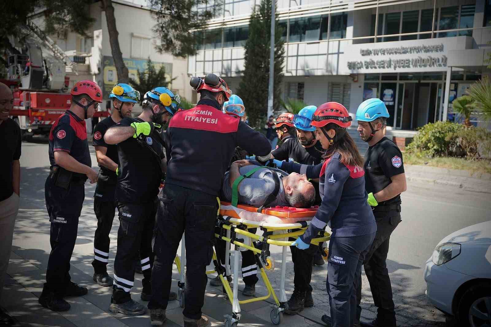 İZSU GENEL MÜDÜRLÜĞÜ BUCA ŞUBE MÜDÜRLÜĞÜ HİZMET BİNASINDA, OLASI YANGIN VE ACİL DURUMLARA KARŞI HAZIRLIKLARIN GÜÇLENDİRİLMESİ AMACIYLA YANGIN VE KURTARMA TATBİKATI GERÇEKLEŞTİRİLDİ.