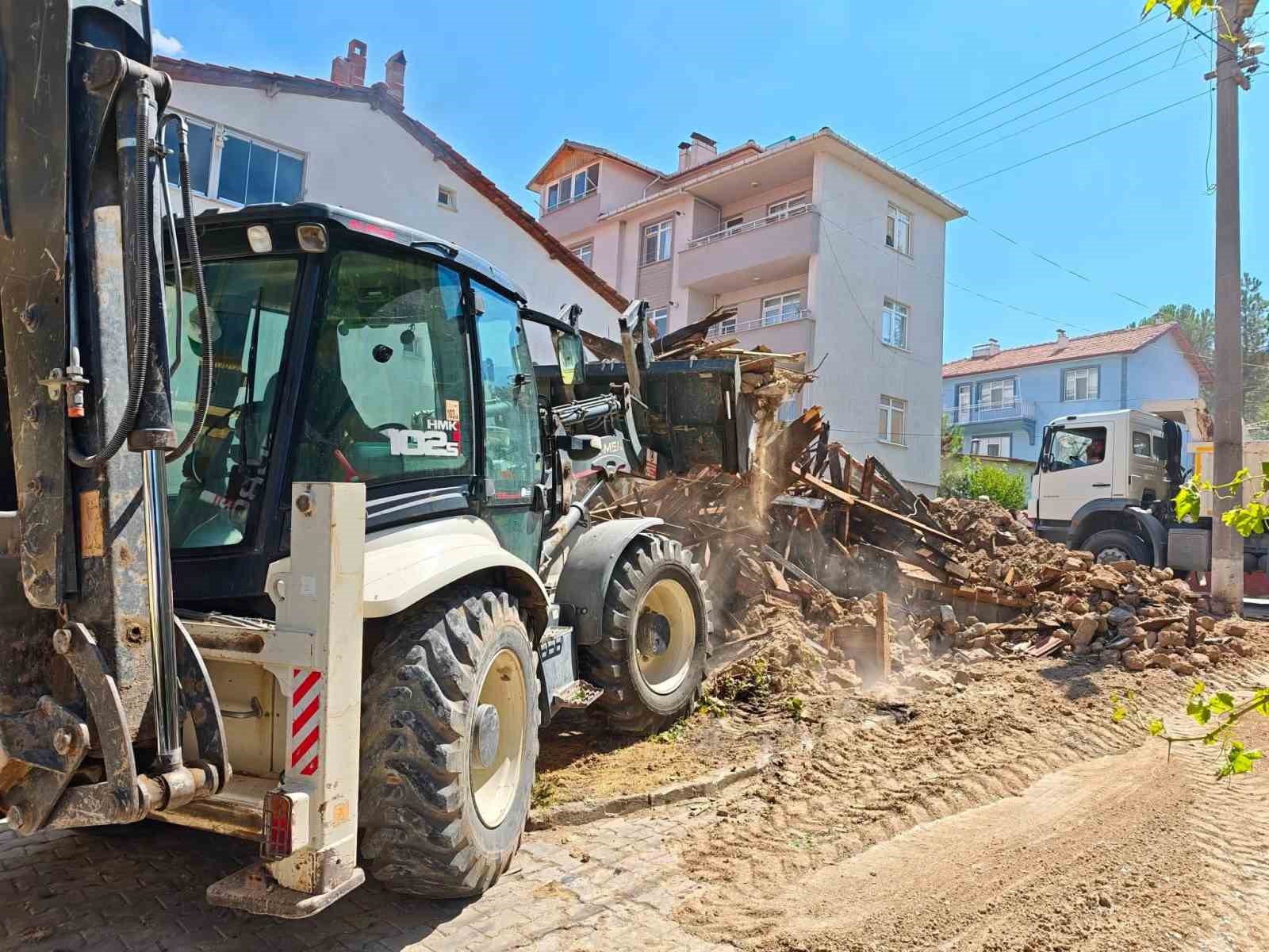 HİSARCIK YEŞİLHİSAR MAHALLESİ’NDE RİSKLİ METRUK BİNA KONTROLLÜ ŞEKİLDE YIKILDI