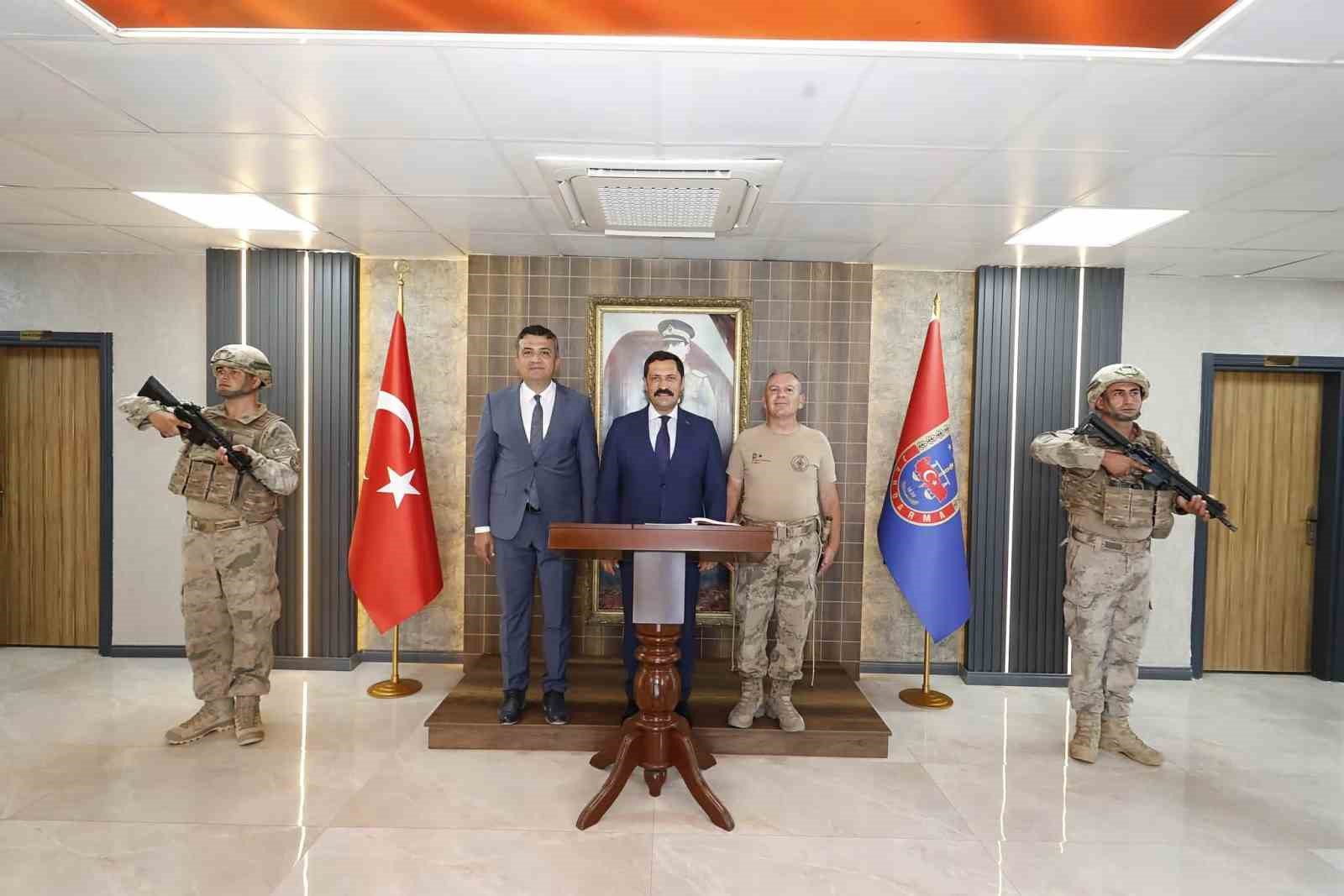 HATAY VALİSİ MUSTAFA MASATLI, DÖRTYOL JANDARMA KOMANDO TUGAY KOMUTANLIĞINI ZİYARET EDEREK YÜRÜTÜLEN ÇALIŞMALAR HAKKINDA BİLGİ ALDI.