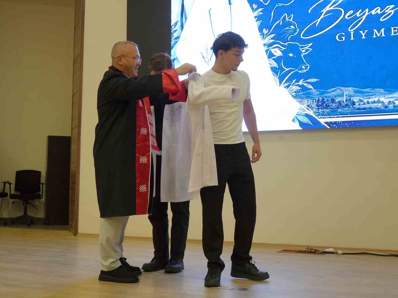 VETERİNER FAKÜLTESİ DEKANI PROF. DR. ÖZGÜR KAYNAR, ÖĞRENCİLERE ÖNLÜKLERİNİ GİYDİRDİ.