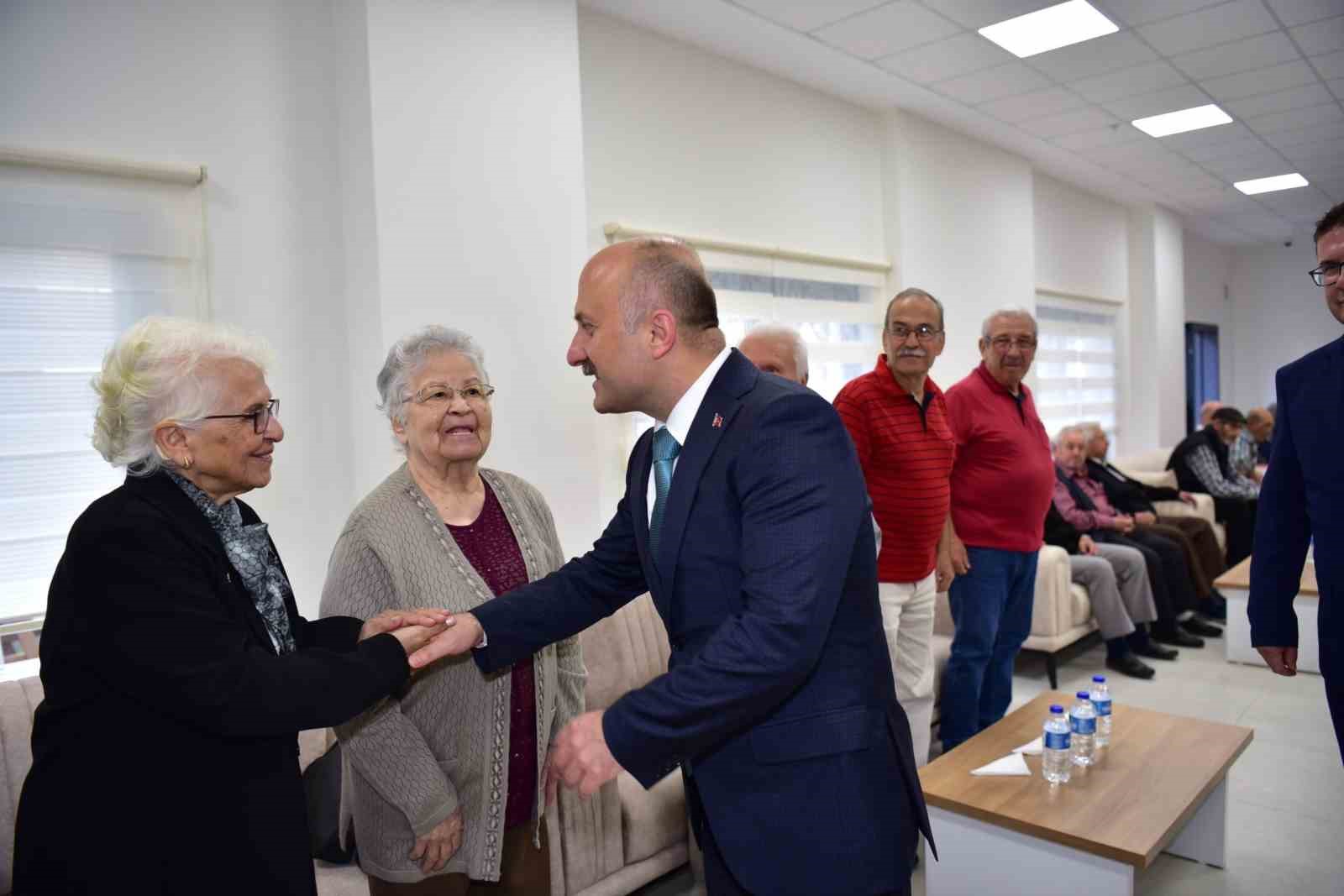 AYDIN VALİSİ DR. OSMAN VAROL, 1 EKİM DÜNYA YAŞLILAR GÜNÜ DOLAYISIYLA AYDIN HUZUREVİ YAŞLI BAKIM VE REHABİLİTASYON MERKEZİ’Nİ ZİYARET EDEREK HUZUREVİ SAKİNLERİYLE BİR ARAYA GELDİ.