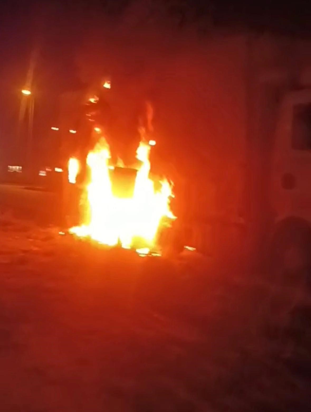KAYSERİ’NİN MELİKGAZİ İLÇESİNDE SEBZE VE MEYVE YÜKLÜ KAMYONUN KASASINDA YANGIN ÇIKTI. EKİPLERİN UZUN SÜREN ÇALIŞMALARI SONUCU GÜÇLÜKLE SÖNDÜRÜLEN YANGINDA, KAMYONUN KASASI KÜLE DÖNDÜ.