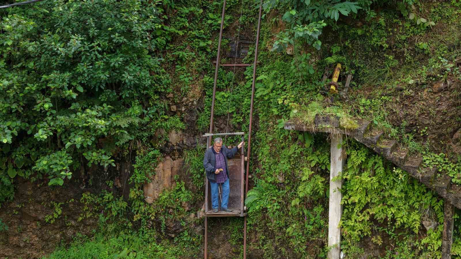 TRABZON'UN KÖPRÜBAŞI İLÇESİNDE YAŞAYAN 78 YAŞINDAKİ HÜSEYİN KADIOĞLU, YOLU BULUNMAYAN EVİNE KENDİ İMKANLARIYLA 120 METRE UZUNLUĞUNDA RAYLI ULAŞIM SİSTEMİ KURDU.