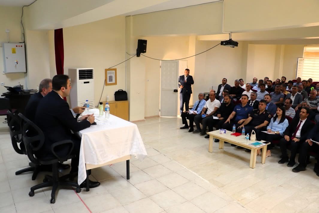 DİYARBAKIR'IN ÇÜNGÜŞ İLÇESİNDE KAYMAKAMLIK ÖNCÜLÜĞÜNDE MUHTARLAR TOPLANTISI DÜZENLENDİ.