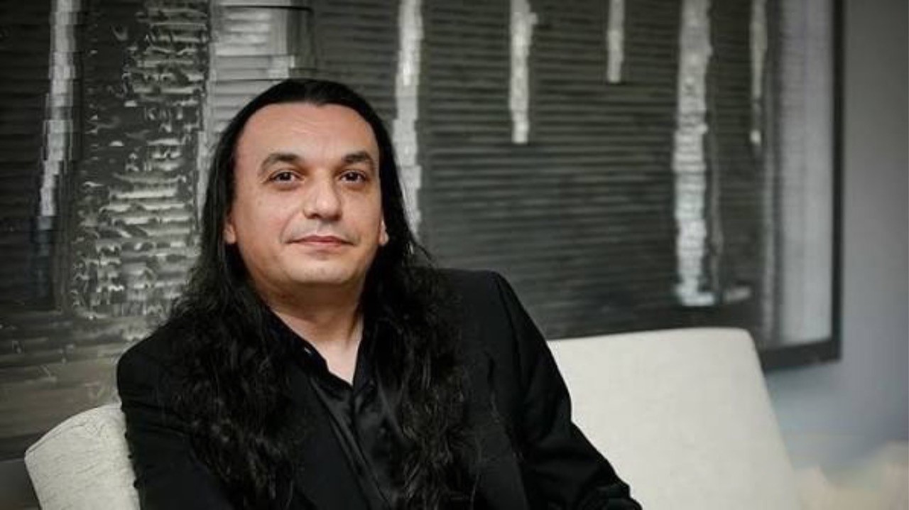 JÜRİ ÜYESİ MÜZİSYEN RAHMAN ALTIN, ÖZEL SAĞLIK SORUNU SEBEBİYLE GÖREVİNE DEVAM EDEMEYECEK. ALTIN’IN GÖREVİNİ, BİR DİĞER USTA MÜZİSYEN, GÖKHAN KIRDAR DEVRALDI.