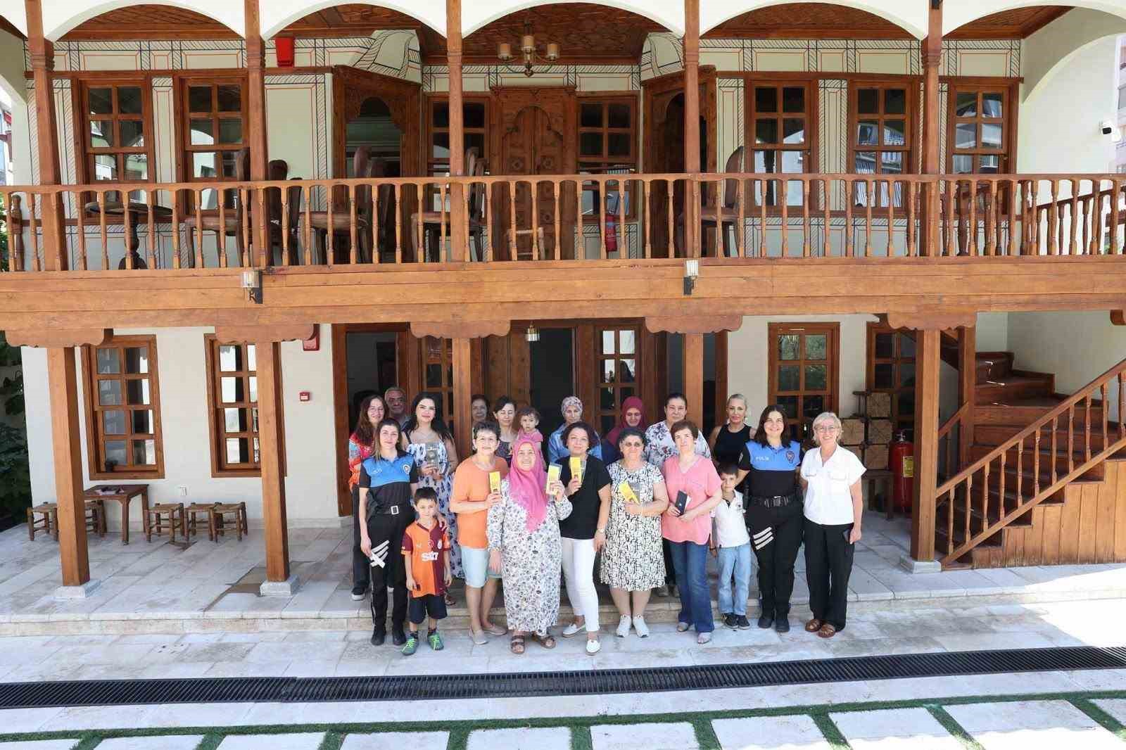 MERKEZEFENDİ BELEDİYESİ, HACI HIZIR SALİH EFENDİ KONAĞI’NDA, DENİZLİ EMNİYET MÜDÜRLÜĞÜ PERSONELLERİNİN KATILIMIYLA KADINLARA YÖNELİK KADES UYGULAMASI HAKKINDA BİLGİLENDİRME PROGRAMI GERÇEKLEŞTİRİLDİ.