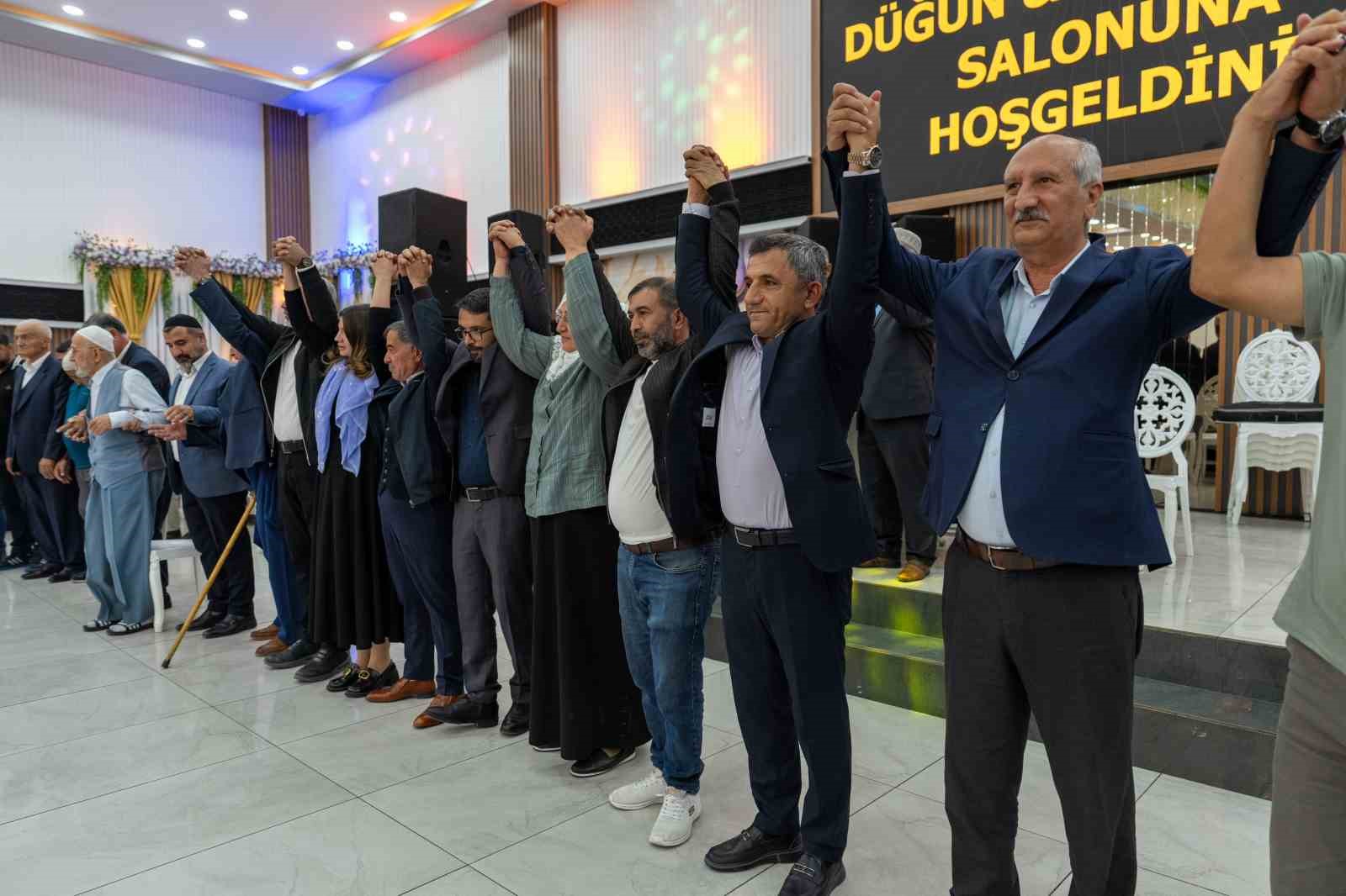 BÜYÜKŞEHİR BELEDİYESİ EŞBAŞKANI EMİN AY, ÖZPINAR VE KAYA AİLELERİ ARASINDAKİ HUSUMETİN SONLANDIRILMASI AMACIYLA DÜZENLENEN BARIŞ BULUŞMASINA KATILDI.