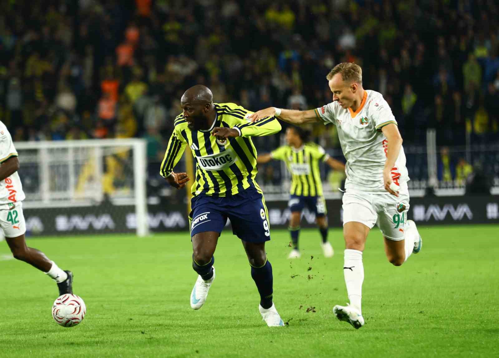 FENERBAHÇE, TRENDYOL SÜPER LİG'İN 8. HAFTASINDA EVİNDE CORENDON ALANYASPOR İLE KARŞILAŞIYOR. MÜSABAKANIN İLK 20 DAKİKASI 0-0 EŞİTLİKLE GEÇİLDİ.