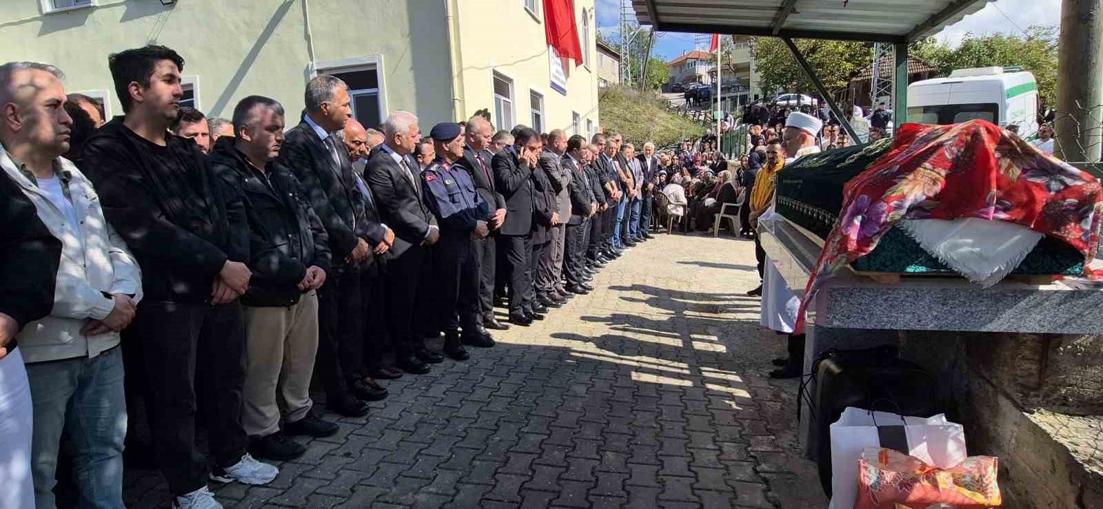 İSTANBUL’UN BAŞAKŞEHİR İLÇESİNDE BİR OKULDA MEYDANA GELEN BIÇAKLI SALDIRIDA AĞIR YARALANARAK HAYATINI KAYBEDEN 10 YAŞINDAKİ ESLEM SARE BULUT, MEMLEKETİ BARTIN’DA DÜZENLENEN CENAZE TÖRENİNİN ARDINDAN AİLE MEZARLIĞINA DEFNEDİLDİ.