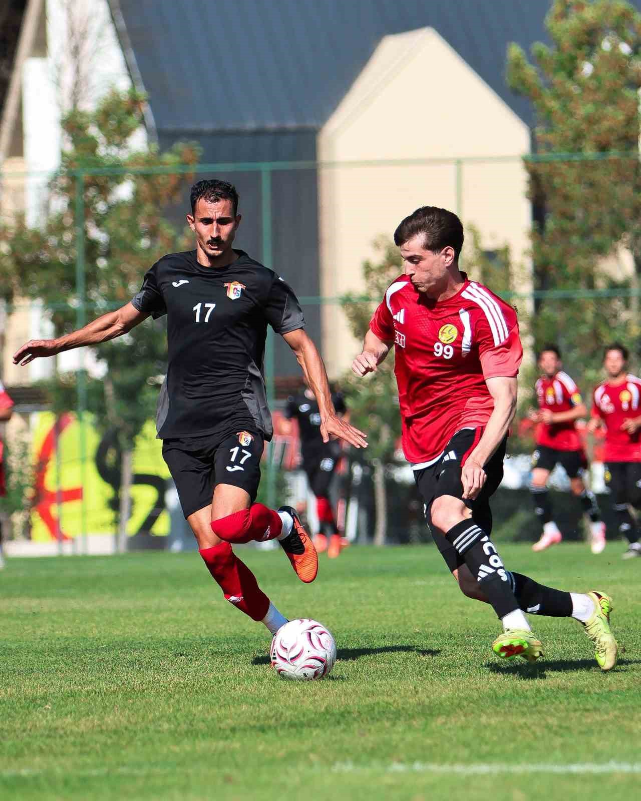 ESKİŞEHİRSPOR, ÇORLUSPOR İLE YAPTIĞI ANTRENMAN MAÇINDA 3-1'LİK SKORLA GALİP GELDİ.