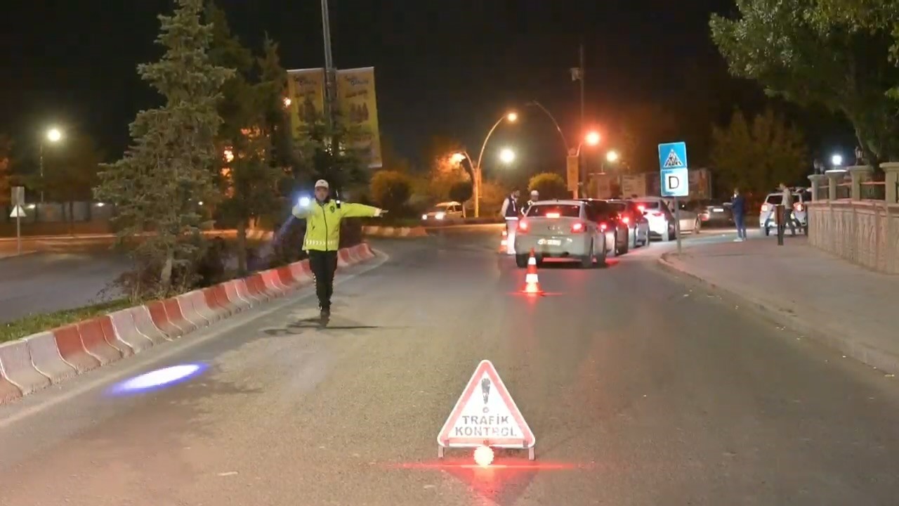 AĞRI’DA 77 EKİBİN KATILDIĞI DENETİMDE 34 ARANAN KİŞİ YAKALANDI, 861 BİN LİRA CEZA KESİLDİ