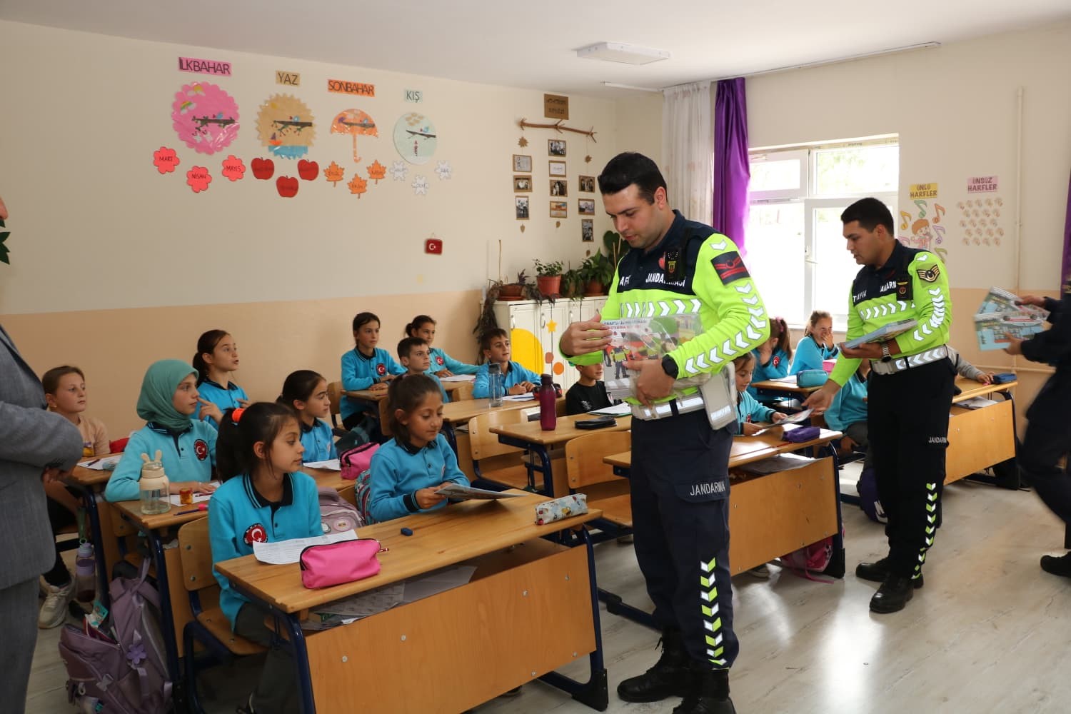 BAYBURT’TA İLKOKUL ÖĞRENCİLERİNE TRAFİK GÜVENLİĞİ EĞİTİMİ VERİLDİ