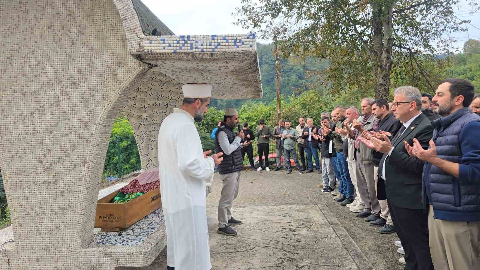 HAYATINI KAYBEDEN NEZAKET ARTÇA İÇİN YENİPINAR MAHALLESİ MERKEZ CAMİİ'NDE CENAZE TÖRENİ DÜZENLENDİ. ARTÇA, CUMA NAMAZININ ARDINDAN KILINAN CENAZE NAMAZI SONRASI AYNI MAHALLEDEKİ KABRİSTANDA TOPRAĞA VERİLDİ.