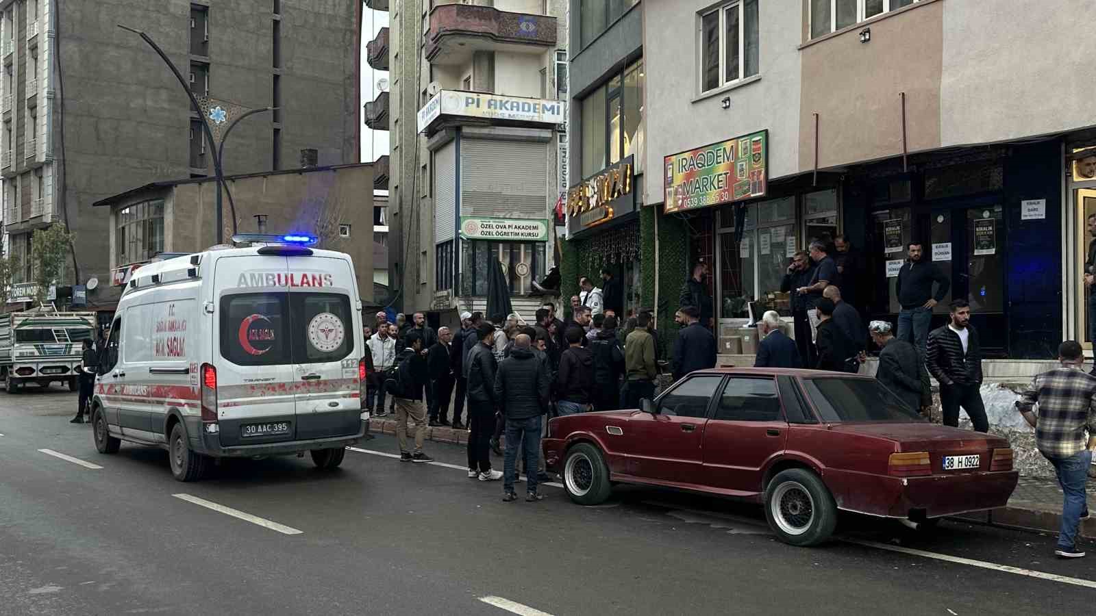 HAKKARİ'NİN YÜKSEKOVA İLÇESİNDE İKİ GRUP ARASINDA ÇIKAN TAŞLI VE SOPALI KAVGADA 4 KİŞİ YARALANDI.