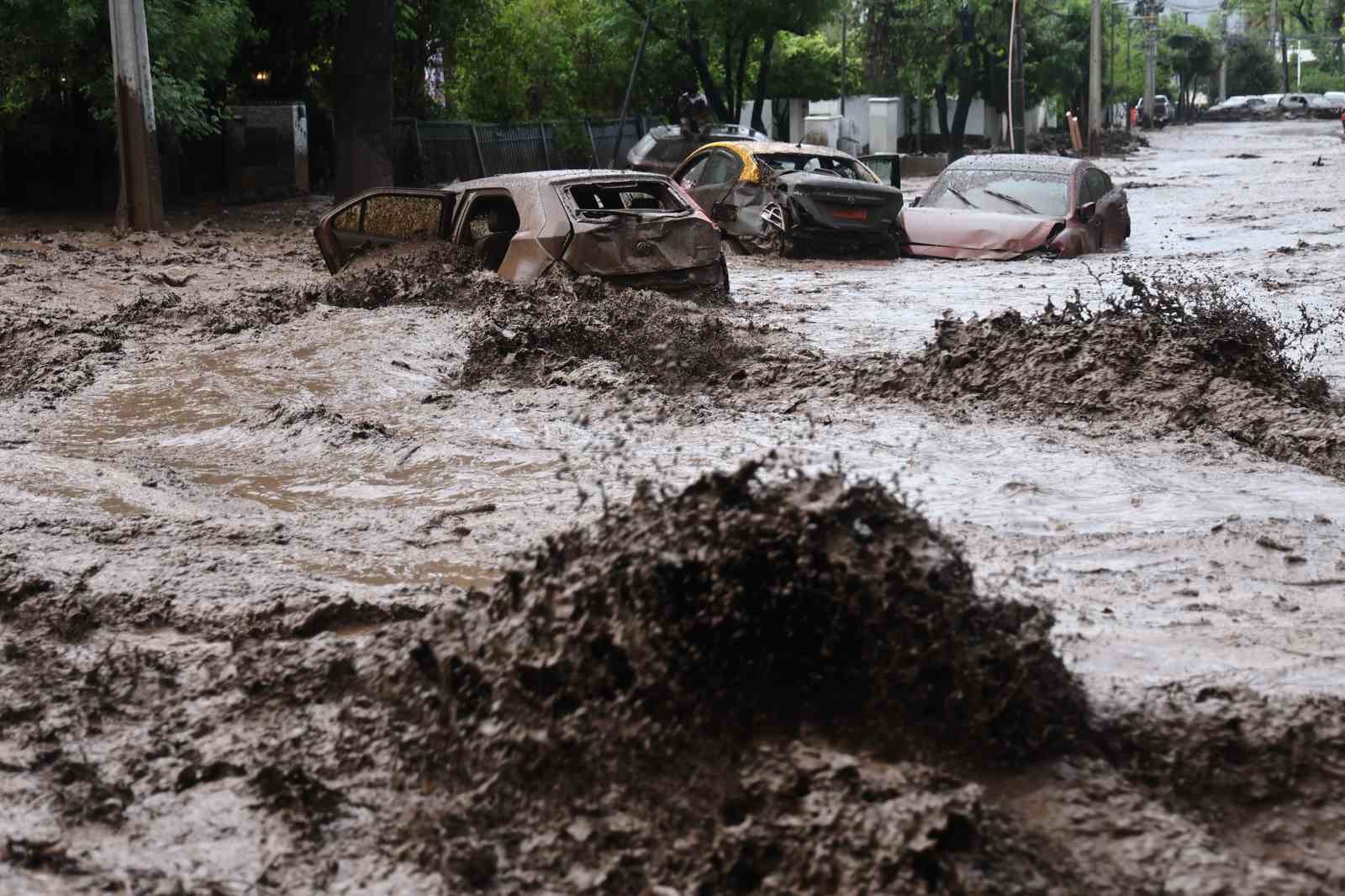ŞİLİ'DE ŞİDDETLİ YAĞIŞLAR SONUCU MEYDANA GELEN SELLERDE ONLARCA ARAÇ SELE KAPILIRKEN, İÇERİSİNDE YOLCU OLAN OTOBÜS METRELERCE SÜRÜKLENDİ. SEL FELAKETİNDE 6 KİŞİ YARALANDI.