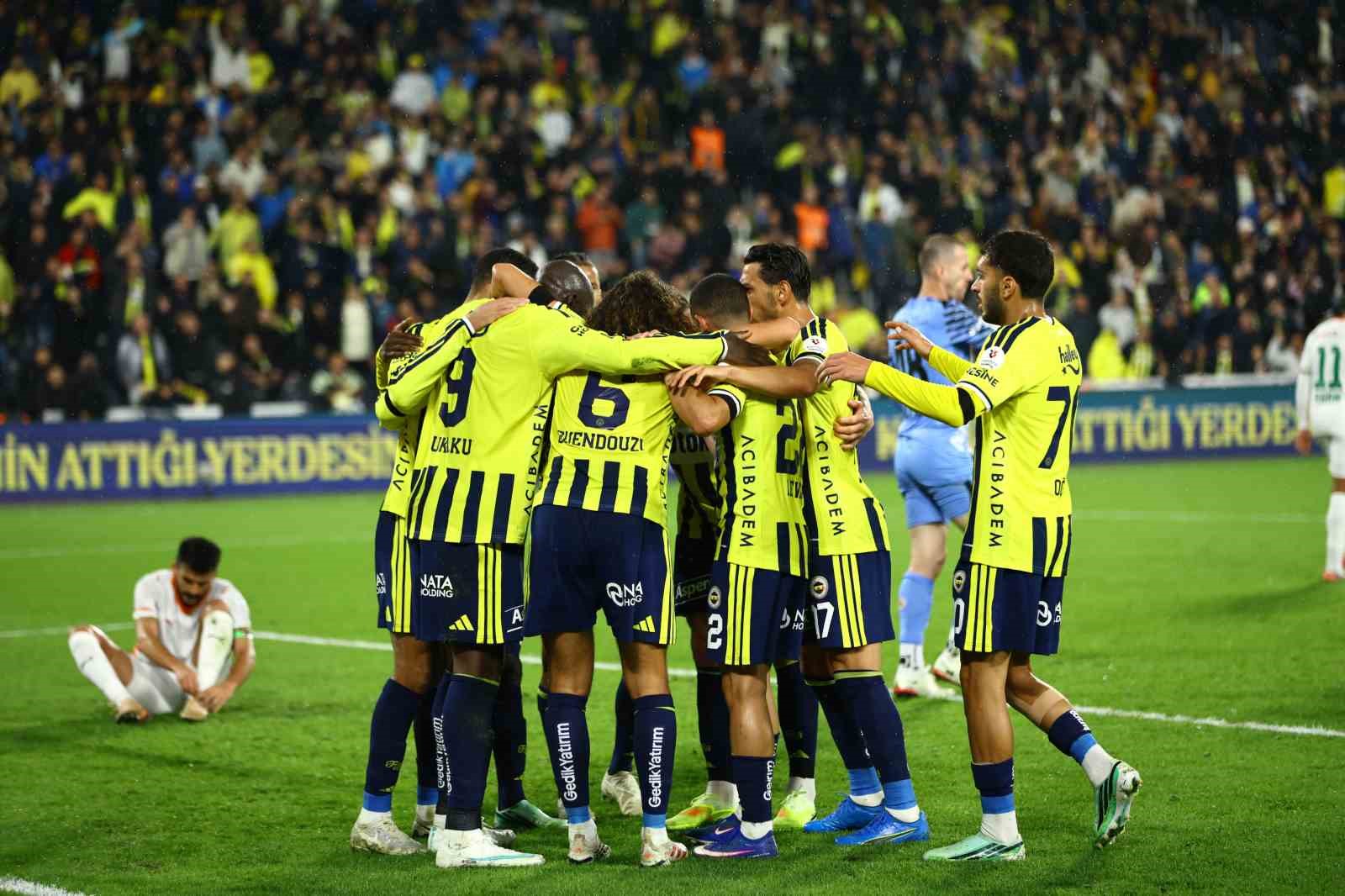 TRENDYOL SÜPER LİG'İN 8. HAFTASINDA FENERBAHÇE, CORENDON ALANYASPOR'U KONUK EDİYOR. MÜCADELENİN İLK YARISI SARI-LACİVERTLİLERİN 1-0'LIK ÜSTÜNLÜĞÜYLE TAMAMLANDI.