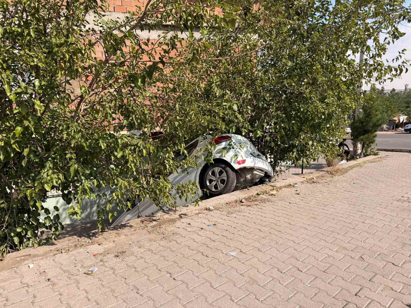 DİYARBAKIR’DA SÜRÜCÜSÜNÜN DİREKSİYON HAKİMİYETİNİ KAYBETTİĞİ SUV ARAÇ, İSTİNAT DUVARINDAN AŞAĞI DÜŞTÜ. KAZADA ÖLEN YA DA YARALANAN OLMAZKEN, OLAYLA İLGİLİ İNCELEME BAŞLATILDI.