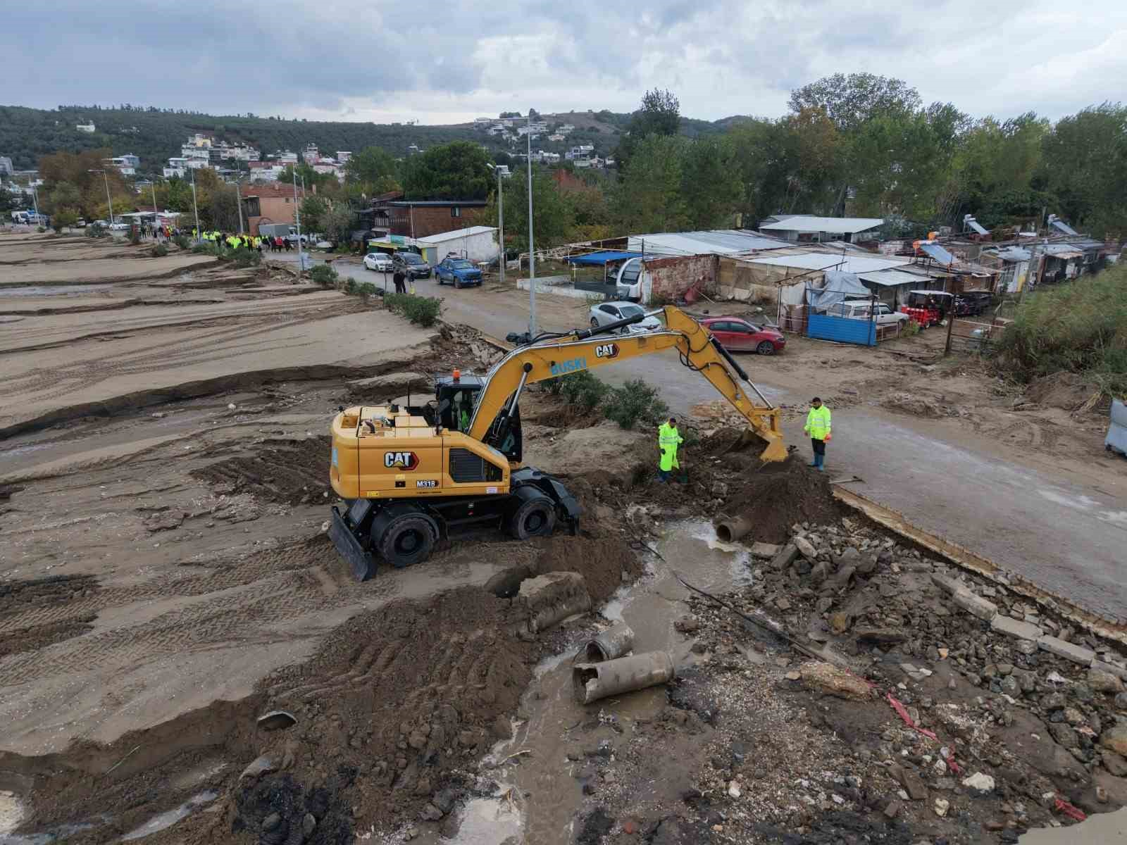 BURSA BÜYÜKŞEHİR BELEDİYE BAŞKAN VEKİLİ ŞAHİN BİBA, İL GENELİNDE ETKİLİ OLAN YAĞIŞIN ARDINDAN SEL VE SU BASKINI YAŞANAN MUDANYA’NIN ESENCE MAHALLESİ’NDE İNCELEMELERDE BULUNDU. VATANDAŞLARIN MAĞDURİYETLERİNİN GİDERİLİP YARALARIN SARILACAĞINI VURGULAYAN BAŞKAN VEKİLİ BİBA, İMAR PLANI BULUNMAYAN BÖLGEDE PLANLAMA VE ALTYAPI ÇALIŞMALARINA DA HIZ VERİLECEĞİNİ DUYURDU.