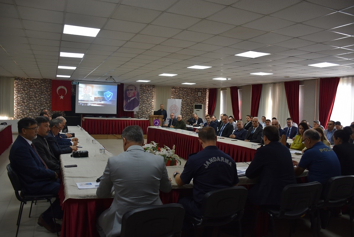 MANİSA’NIN SALİHLİ İLÇESİNDE OKUL MÜDÜRLERİ TOPLANTISI, KAYMAKAM ALİ GÜLDOĞAN’IN BAŞKANLIĞINDA OKUL MÜDÜRLERİNİN KATILIMIYLA SALİHLİ ÖĞRETMENEVİ’NDE GERÇEKLEŞTİRİLDİ.