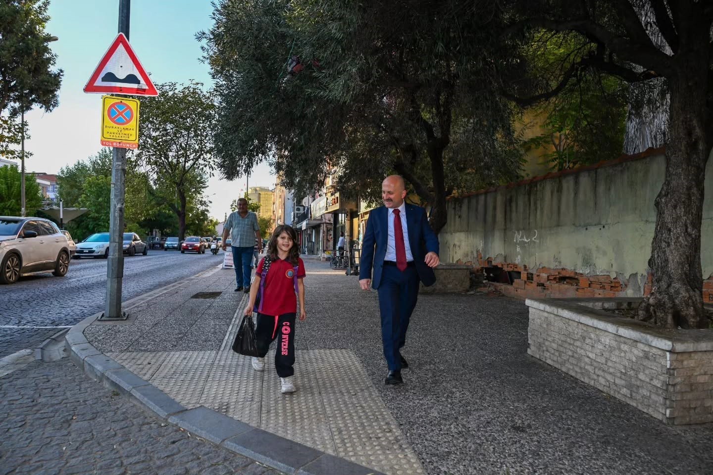 AYDIN VALİSİ DR. OSMAN VAROL, SOKAK ÜZERİNDE VATANDAŞLARLA SOHBET ETTİ, ESNAFLARIN SORUNLARINI DİNLEDİ