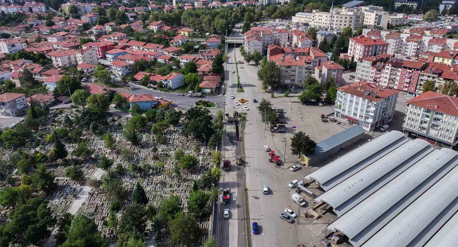 TOKAT’IN TURHAL İLÇESİNDE, SAĞANAK YAĞIŞLARDA SU BİRİKMESİ NEDENİYLE ULAŞIMIN AKSADIĞI ALPARSLAN TÜRKEŞ BULVARI ALT GEÇİDİNDE, 520 METRELİK YAĞMUR SUYU HATTI YAPIMINA BAŞLANDI.