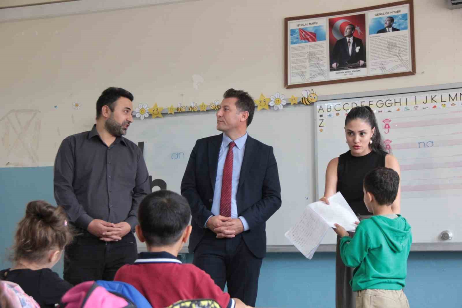 CİZRE İLÇE MİLLİ EĞİTİM MÜDÜRÜ ŞAHAN İKE, METİN BOSTANCIOĞLU İLKOKULU VE MENDERES ORTAOKULUNU ZİYARET EDEREK ÖĞRENCİLERLE AYNI SIRAYI PAYLAŞTI, ÖĞRETMENLERİN MESLEKİ ADANMIŞLIĞI ÜZERİNE DEĞERLENDİRMELERDE BULUNDU.