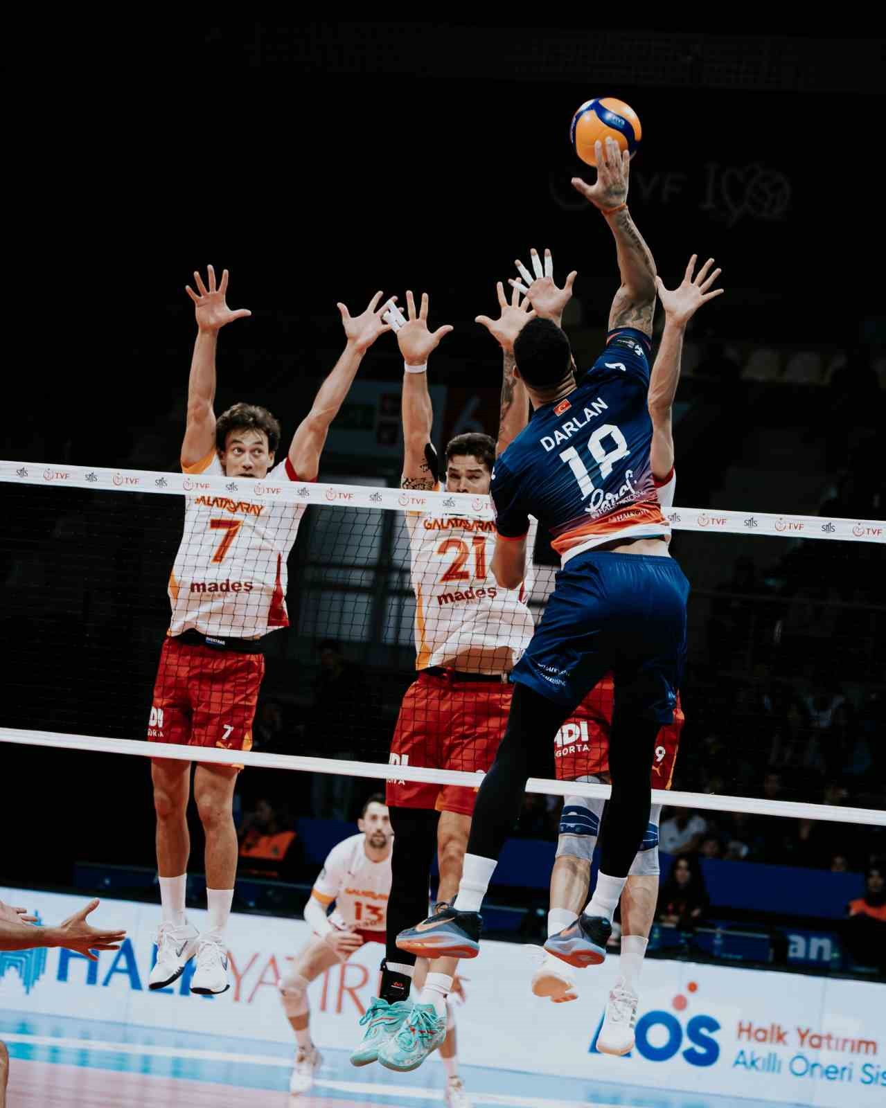 EFELER LİGİ’NİN İLK HAFTASINDA HALKBANK, SAHASINDA GALATASARAY'I 3-1 MAĞLUP ETTİ.