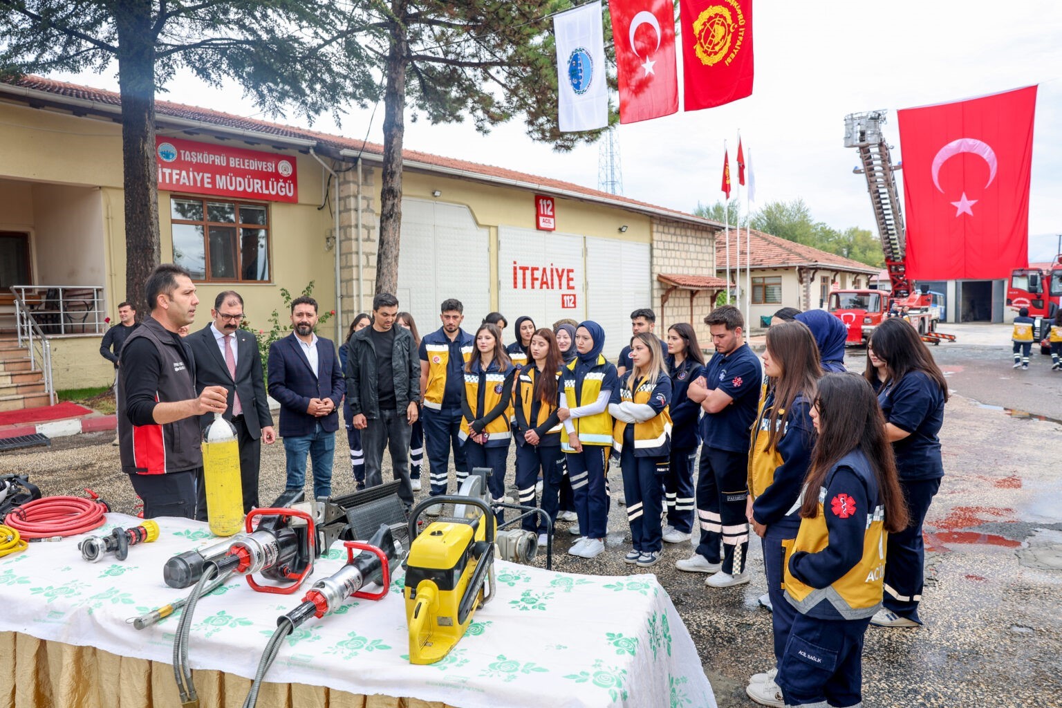 KASTAMONU’NUN TAŞKÖPRÜ İLÇESİNDE ÖĞRENCİLERİNDE KATILIMIYLA DÜZENLENEN PROGRAMDA İTFAİYECİLER HAFTASI KUTLANDI.