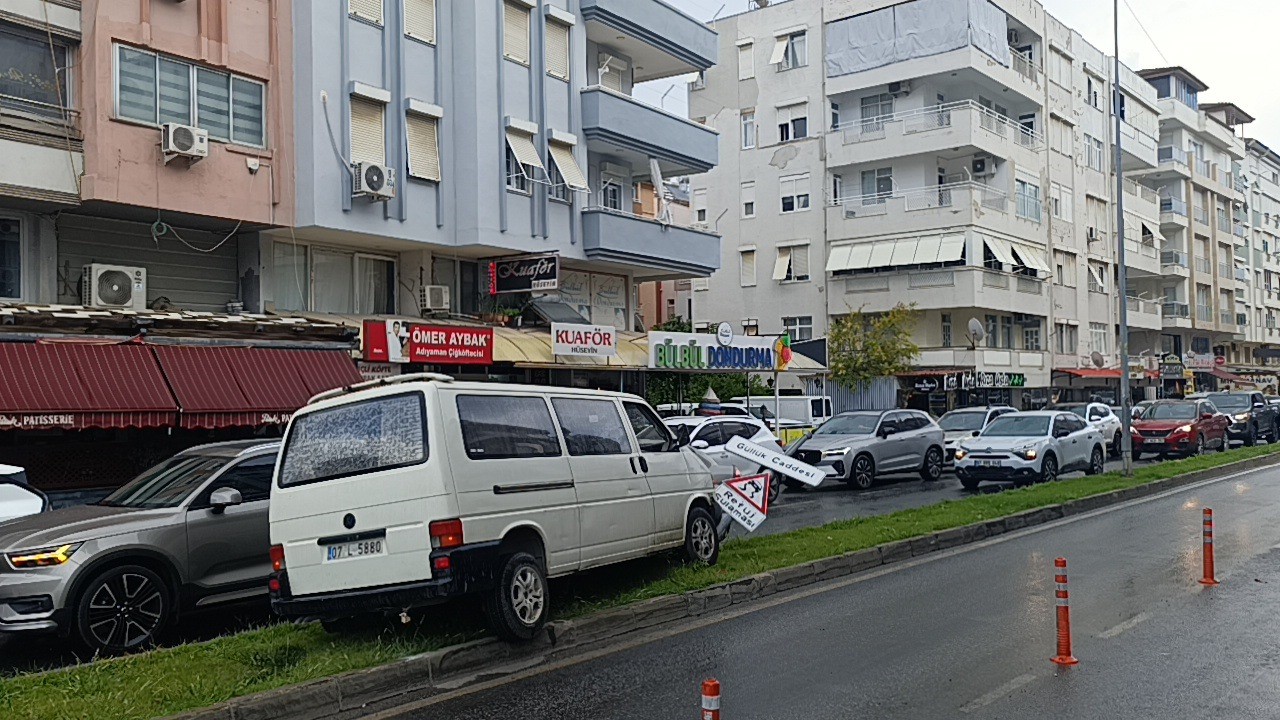 ANTALYA’NIN MANAVGAT İLÇESİNDE YAĞMUR NEDENİYLE KAYGANLAŞAN YOLDA KONTROLDEN ÇIKAN KAMYONET ORTA REFÜJDEKİ TABELAYA ÇARPARAK DURABİLDİ.