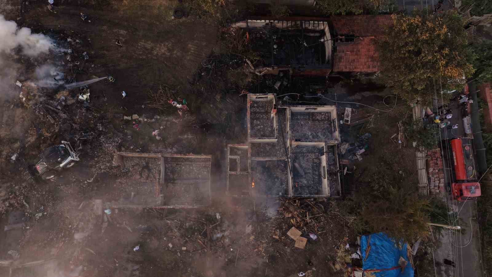 3 EVİN YANDIĞI, 2 İNEK VE 4 KEDİNİN TELEF OLDUĞU YANGINDA SOĞUTMA ÇALIŞMALARI SÜRÜYOR