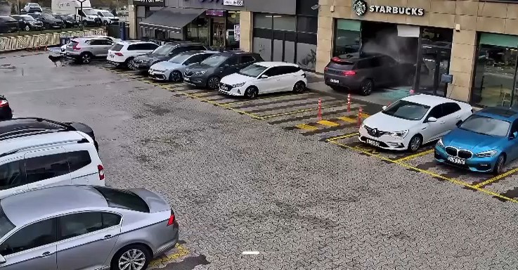 ÇEKMEKÖY İLÇESİNDE ALIŞVERİŞ MERKEZİ OTOPARKINDA KONTROLDEN ÇIKAN BİR CİP, ÇARPTIĞI OTOMOBİLLE BİRLİKTE KAFEYE GİRDİ.