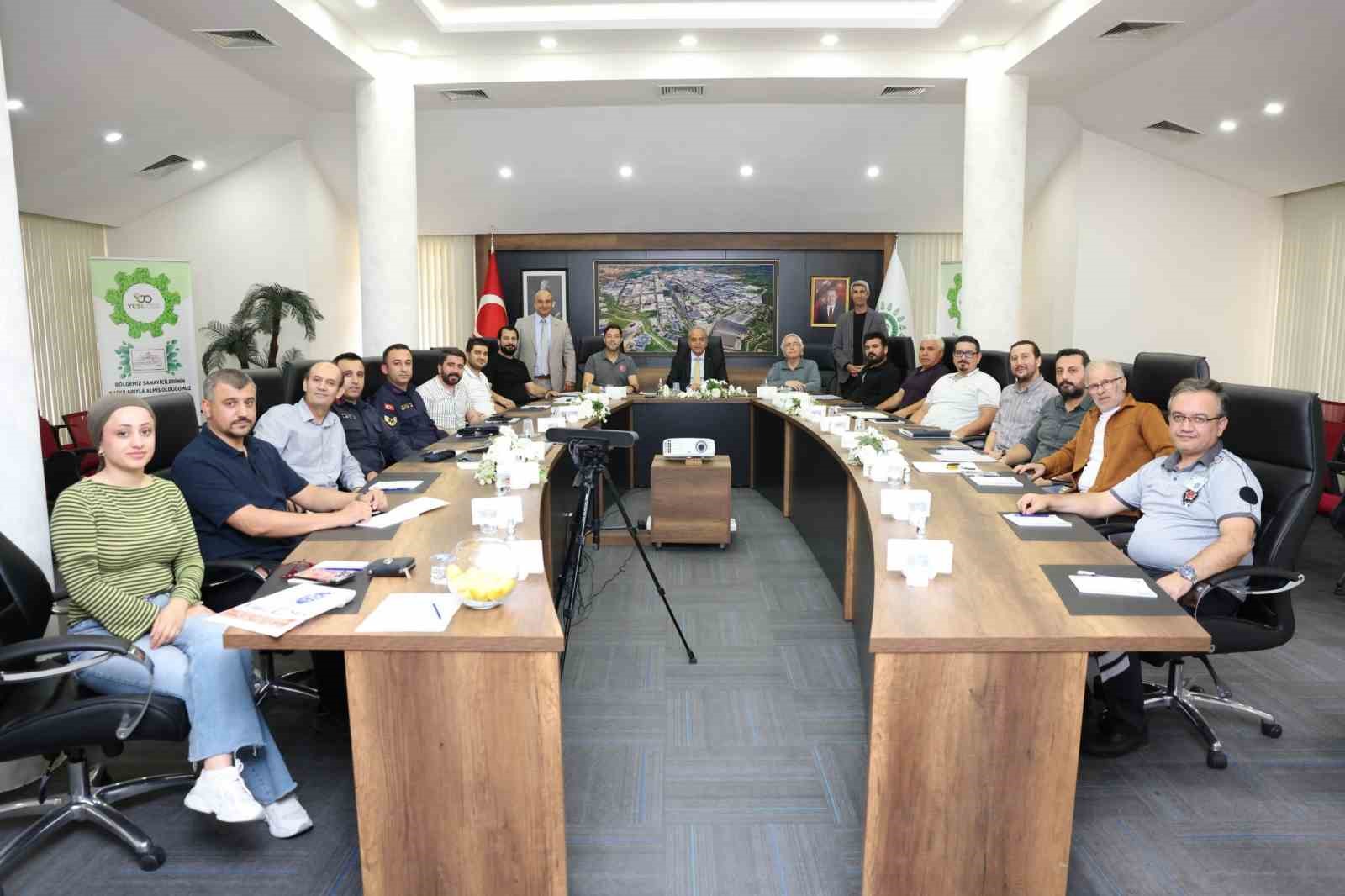 DENİZLİ ORGANİZE SANAYİ BÖLGESİ’NDE FİRMALAR ARASINDA SOSYAL DAYANIŞMAYI, BİRLİK VE BERABERLİĞİ GÜÇLENDİRMEK AMACIYLA GELENEKSEL OLARAK DÜZENLENEN DENİZLİ OSB MASA TENİSİ TURNUVASI’NIN BU YIL 7’NCİSİ GERÇEKLEŞTİRİLİYOR. TURNUVA ÖNCESİNDE TEKNİK TOPLANTI VE KURA ÇEKİMİ, DENİZLİ OSB BÖLGE MÜDÜRÜ VE SPOR TERTİP KOMİTESİ BAŞKANI AHMET TAŞ VE TAKIM YÖNETİCİLERİNİN KATILIMIYLA GERÇEKLEŞTİRİLDİ.