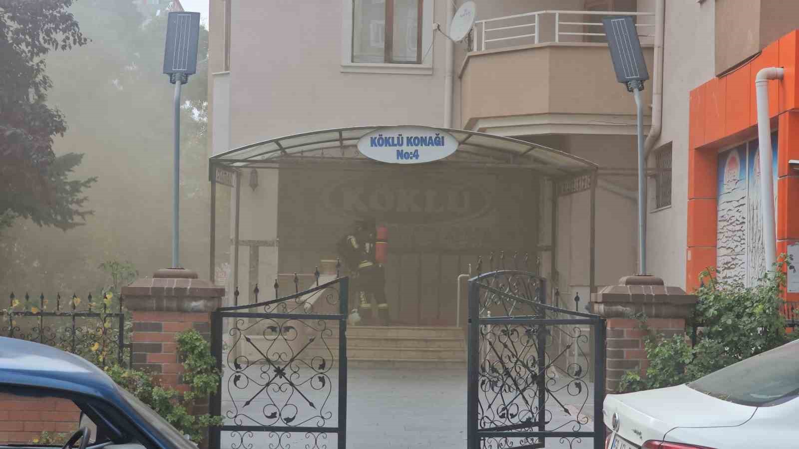 KAYSERİ'NİN MELİKGAZİ İLÇESİNDE 9 KATLI BİNANIN ÇATI KATINDA YANGIN ÇIKTI.