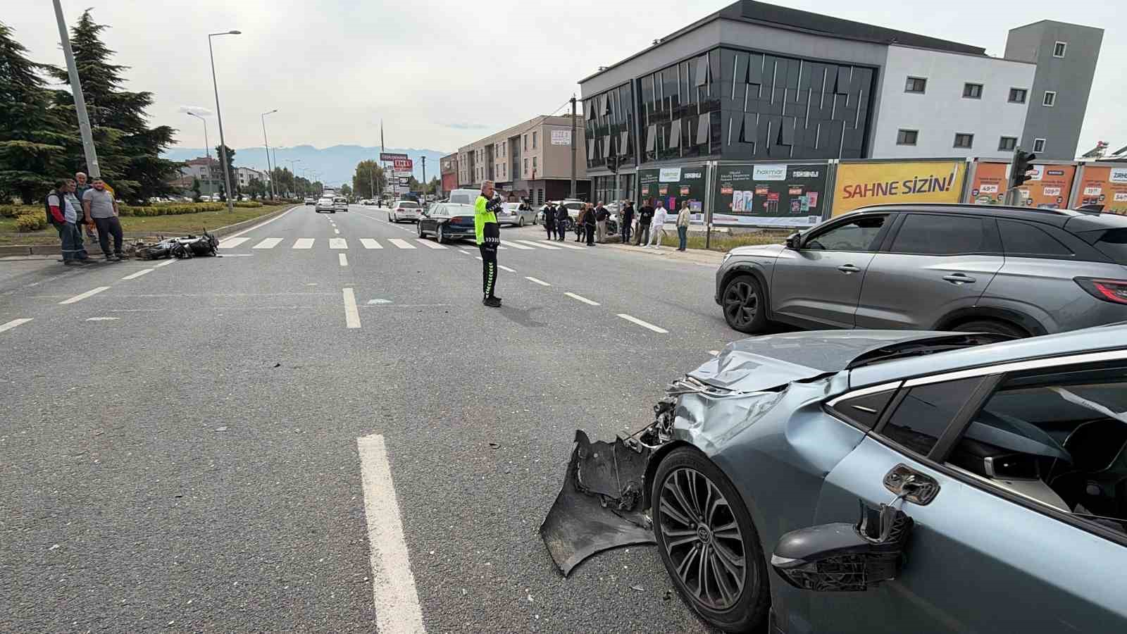 DÜZCE’DE MOTOSİKLET İLE OTOMOBİLİN ÇARPIŞMASI SONUCU MEYDANA GELEN TRAFİK KAZASINDA 2’Sİ AĞIR 3 KİŞİ YARALANDI.