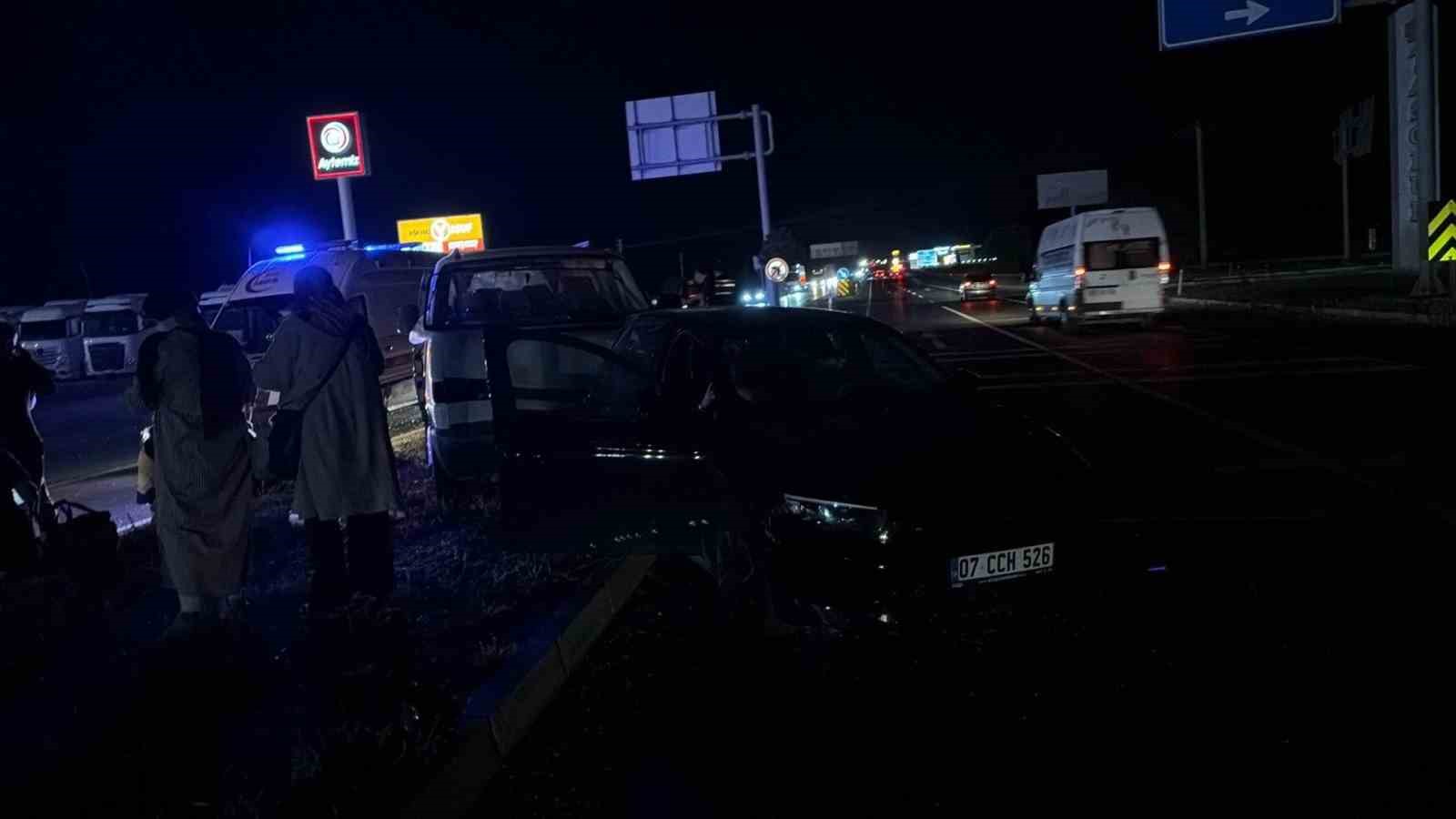 AFYONKARAHİSAR'DA KAMYONET İLE OTOMOBİLİN ÇARPIŞMASI SONUCU MEYDANA GELEN TRAFİK KAZASINDA 6'SI ÇOCUK 11 KİŞİYİ YARALANDI.