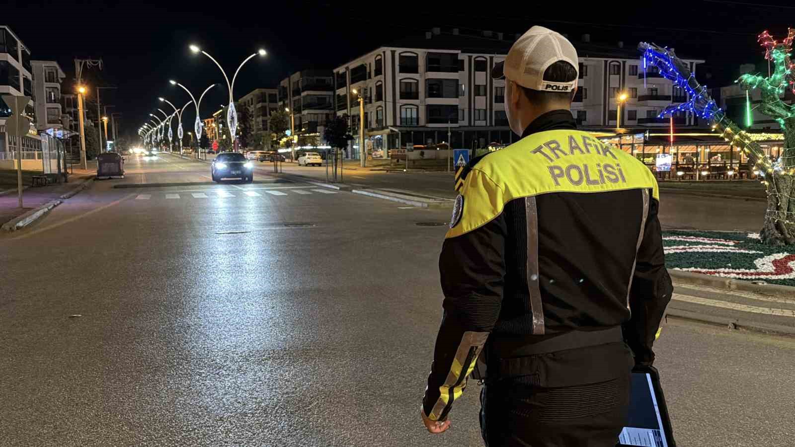 BOLU’DA MAHALLELİNİN ŞİKAYETİ ÜZERİNE ABART EGZOZ VE YÜKSEK SESLİ MÜZİKLE ÇEVREYE RAHATSIZLIK VEREN ARAÇLARA YÖNELİK DENETİM YAPILDI, KURALLARA UYMAYAN SÜRÜCÜLERE CEZA KESİLDİ.