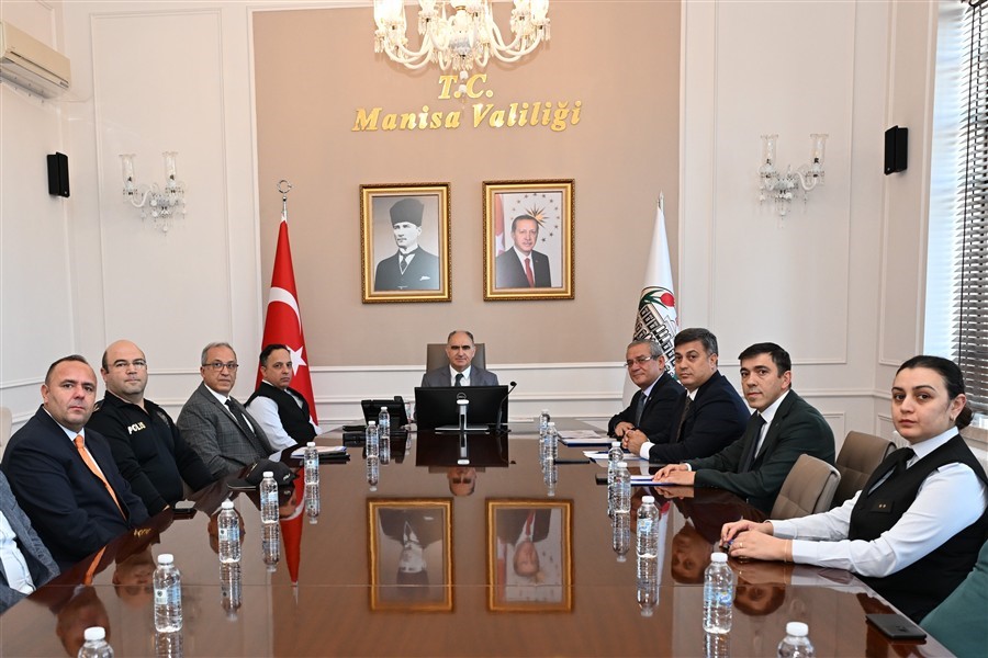 MANİSA’DA 2026-2027 SPOR SEZONUNDA GERÇEKLEŞTİRİLECEK MÜSABAKALARIN GÜVENLİ VE HUZURLU BİR ORTAMDA YAPILABİLMESİ AMACIYLA İL SPOR GÜVENLİK KURULU TOPLANTISI, VALİ VAHDETTİN ÖZKAN BAŞKANLIĞINDA GERÇEKLEŞTİRİLDİ. TOPLANTIDA MÜSABAKALAR ÖNCESİNDE RİSK ANALİZLERİNİN YAPILMASI, RİSK SEVİYELERİNİN BELİRLENMESİ VE BUNA GÖRE GÜVENLİK TEDBİRLERİNİN PLANLANMASI KARARLAŞTIRILDI.