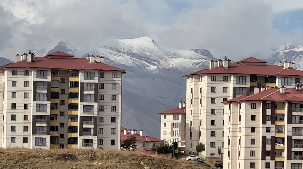 HAKKARİ'NİN YÜKSEKOVA İLÇESİNDE ETKİLİ OLAN SOĞUK HAVA VE YAĞIŞ, YÜKSEK KESİMLERDE KAR YAĞIŞINI BERABERİNDE GETİRDİ.