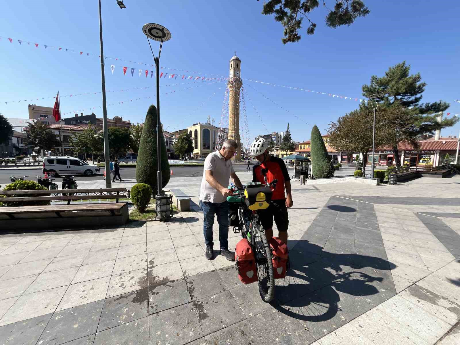 BİSİKLETLE 13 YILDA 3 KEZ TÜRKİYE TURU YAPAN VE AVRUPA'NIN ÇOK SAYIDA ÜLKESİNİ GEZEN BİSİKLET TUTKUNU, EN BÜYÜK HAYALİNİ GERÇEKLEŞTİRMEK İÇİN MEMLEKETİ ÇORUM'DAN PEDALLA DÜNYA TURU YAPMAK İÇİN YOLA ÇIKTI.