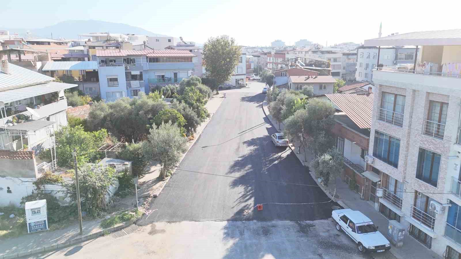 NAZİLLİ BELEDİYESİ, ZAFER MAHALLESİ’NDE YILLARDIR YENİLENMEYİ BEKLEYEN 77, 117 VE 87/1 SOKAK’TA ESKİ ASFALTI KAZIYARAK SICAK ASFALT ÇALIŞMASI GERÇEKLEŞTİRDİ.