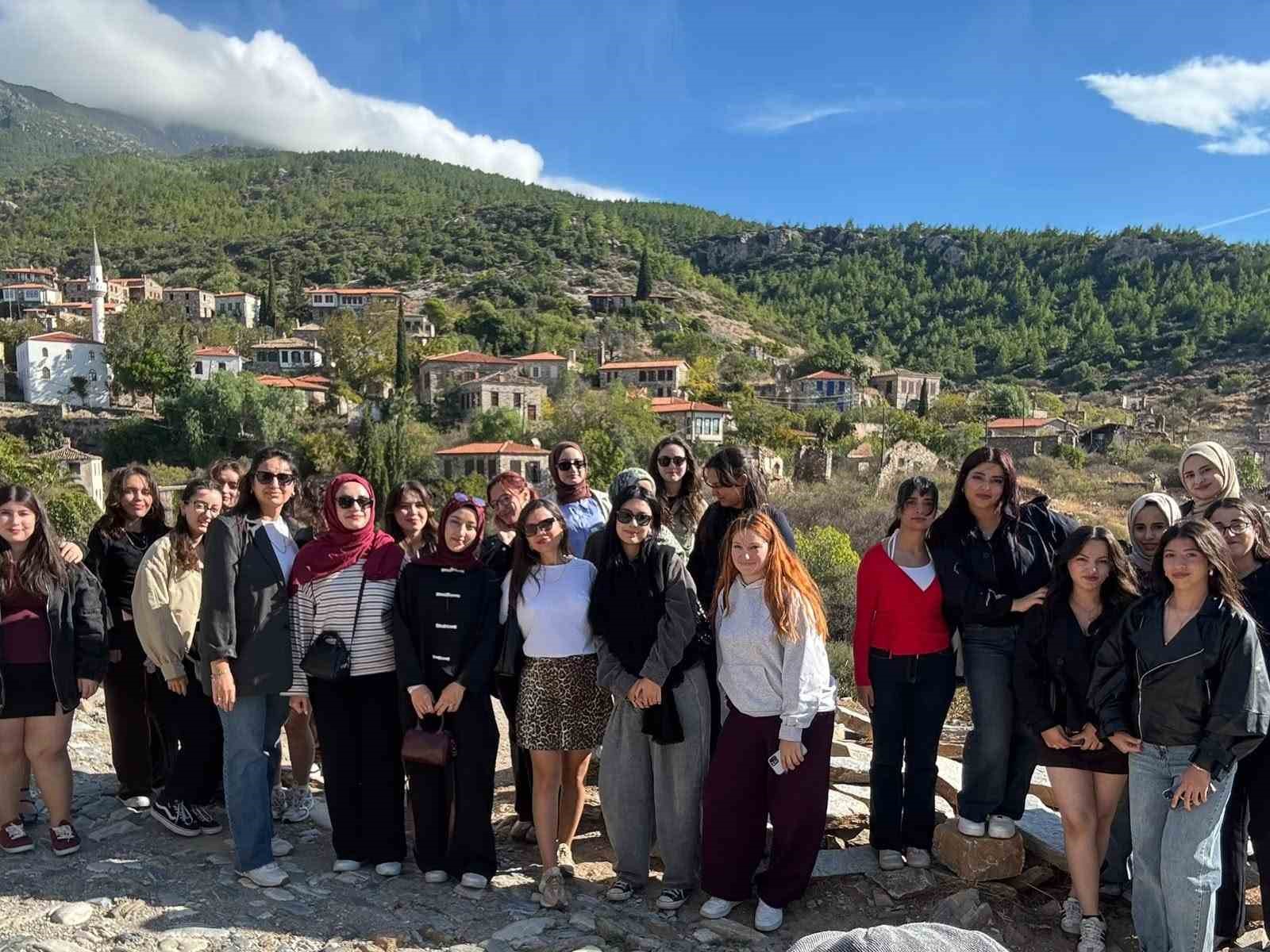AYDIN GENÇLİK VE SPOR İL MÜDÜRLÜĞÜ'NÜN “GELİN TANIŞ OLALIM” PROJESİ KAPSAMINDA ÖĞRENCİLER, KUŞADASI VE SÖKE DOĞANBEY KÖYÜ’NÜ ZİYARET EDEREK BÖLGENİN TARİHİ VE KÜLTÜREL DOKUSUNU YAKINDAN TANIMA FIRSATI BULDU.