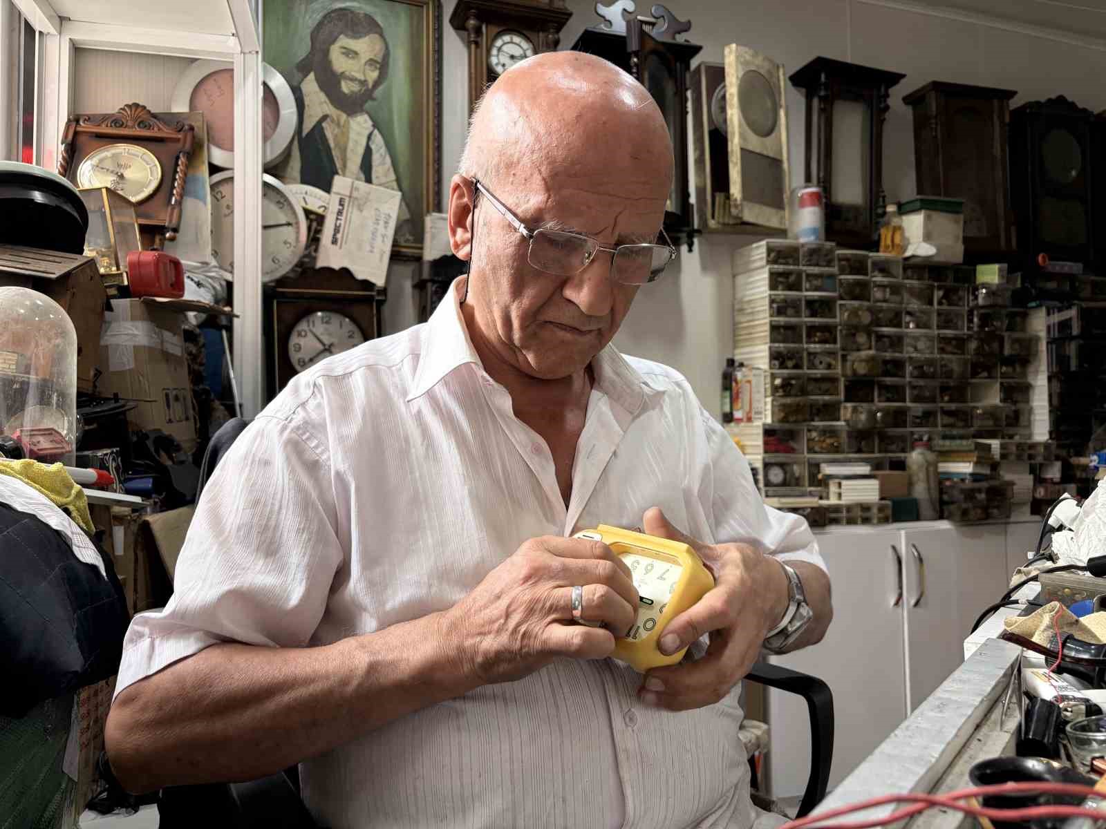 KIRKLARELİ’NDE BİLUMUM VE TARİHİ SAAT USTASI OLAN MEHMET EMİN, 68 YILDIR ZAMANA İNCE AYAR VERİYOR.