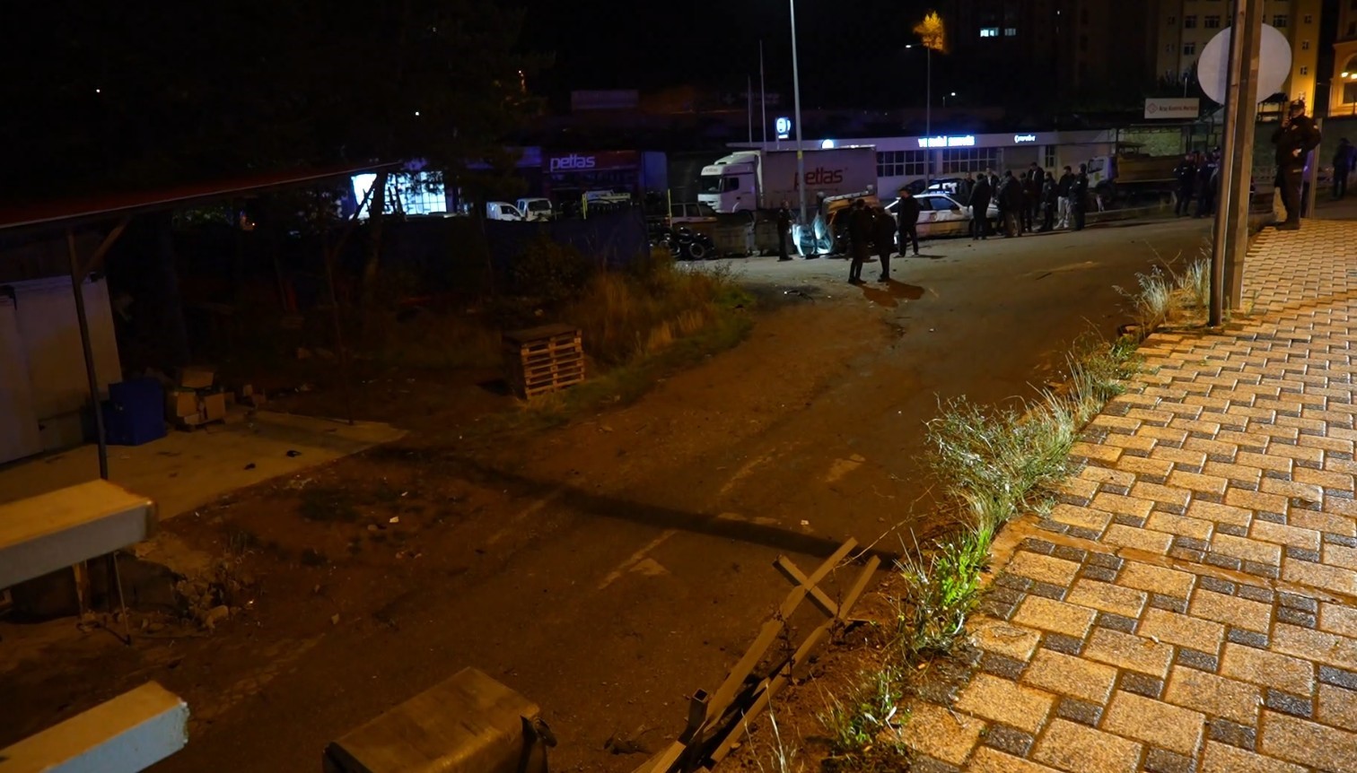 GÜMÜŞHANE’DE BAĞLARBAŞI MAHALLESİ KAZIM KARABEKİR CADDESİ’NDE KONTROLDEN ÇIKAN OTOMOBİL, REFÜJE ÇARPARAK KARŞI ŞERİDE GEÇTİ VE KALDIRIMDA YÜRÜYEN ÜNİVERSİTE ÖĞRENCİSİNE ÇARPTI. O ANLAR GÜVENLİK KAMERASINA YANSIRKEN KAZADA 4 KİŞİ YARALANDI.
