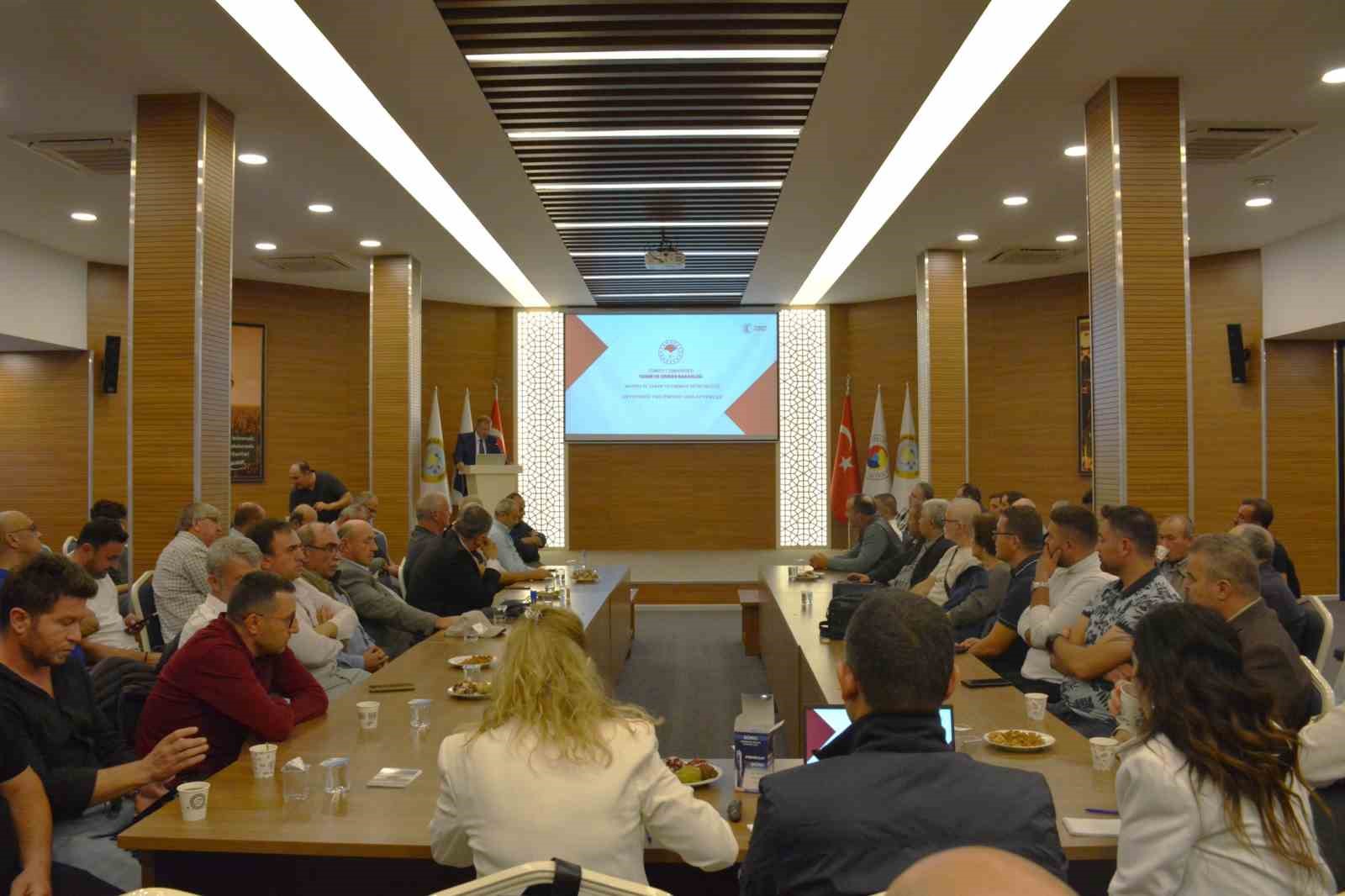 MANİSA TİCARET BORSASI EV SAHİPLİĞİNDE DÜZENLENEN TOPLANTIDA KENTİN ZEYTİN VE ZEYTİNYAĞI ÜRETİMİNDEKİ SON DURUMU ELE ALINDI. 2023 YILINDA 30 MİLYON OLAN ZEYTİN AĞACI SAYISININ 2026 YILI İTİBARIYLA 38 MİLYONA ULAŞTIĞI MANİSA'DA, BU SEZON REKOR ZEYTİNYAĞI REKOLTESİ BEKLENDİĞİ AÇIKLANDI.
