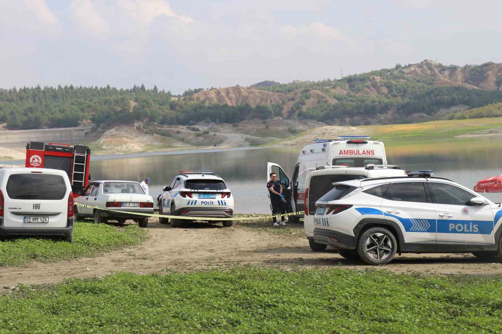 DENİZLİ’NİN PAMUKKALE İLÇESİNDE BULUNAN VALİ RECEP YAZICIOĞLU BARAJ GÖLETİ'NDE BİR ERKEĞE AİT CESET BULUNDU. ÜZERİNDEN KİMLİK ÇIKMAYAN VE VÜCUDUNDA DARP İZLERİ OLDUĞU İLERİ SÜRÜLEN ŞAHSIN KESİN ÖLÜM NEDENİ YAPILACAK OTOPSİNİN ARDINDAN NETLİK KAZANACAK.
