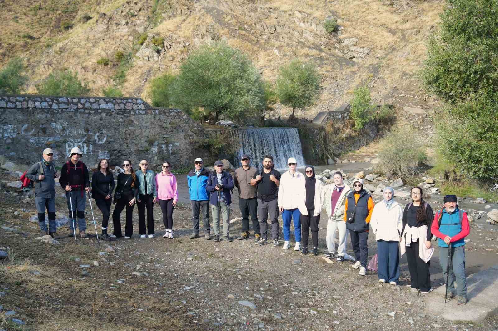 MUŞ’TA 3 EKİM DÜNYA YÜRÜYÜŞ GÜNÜ DOLAYISIYLA MUŞ GEROK TOPLULUĞU ÜYELERİ, KENTİN BAĞLARINDA YAKLAŞIK 10 KİLOMETRELİK DOĞA YÜRÜYÜŞÜ GERÇEKLEŞTİRDİ.