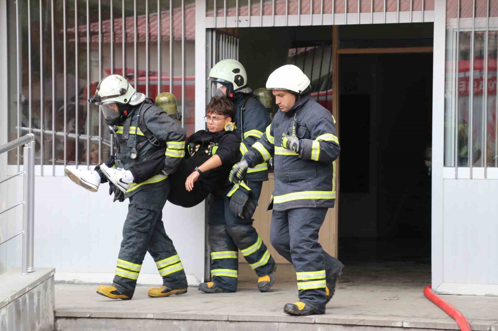 SENARYO GEREĞİ OKULDA YOĞUN DUMAN İHBARINI ALAN EKİPLER KISA SÜREDE OKULA ULAŞTI. MAHSUR KALAN BİR ÖĞRENCİ, EKİPLER TARAFINDAN KURTARILIRKEN ÜST KATTA MAHSUR KALAN BİR KİŞİ İSE AÇILAN HAVA YASTIĞINA ATLAYARAK TAHLİYE EDİLDİ.