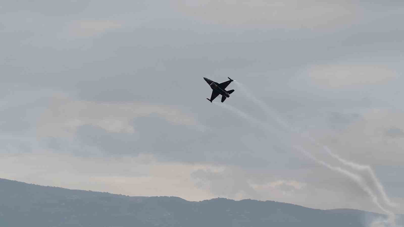 TÜRK HAVA KUVVETLERİNİN GÖSTERİ EKİBİ SOLOTÜRK, TOKAT HAVALİMANI'NDA GERÇEKLEŞTİRDİĞİ GÖSTERİ UÇUŞUYLA BİNLERCE KİŞİYE HEYECAN DOLU ANLAR YAŞATTI.