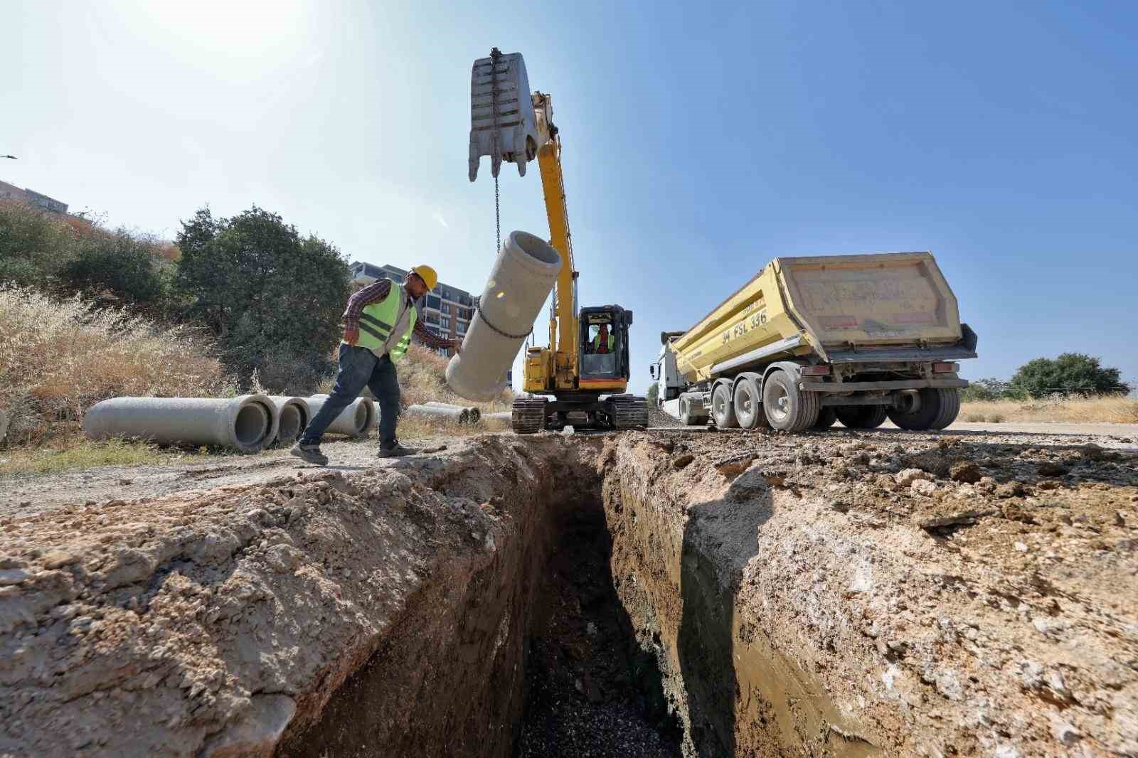 BURSA BÜYÜKŞEHİR BELEDİYESİ, 17 İLÇEDE SÜRDÜRDÜĞÜ ALTYAPI AĞINI GÜÇLENDİRME ÇALIŞMALARI KAPSAMINDA NİLÜFER’E BAĞLI 6 MAHALLEDE TOPLAM 7.600 METRE UZUNLUĞUNDA YAĞMUR SUYU VE KANALİZASYON HATTI İMALATINDA SONA YAKLAŞTI.