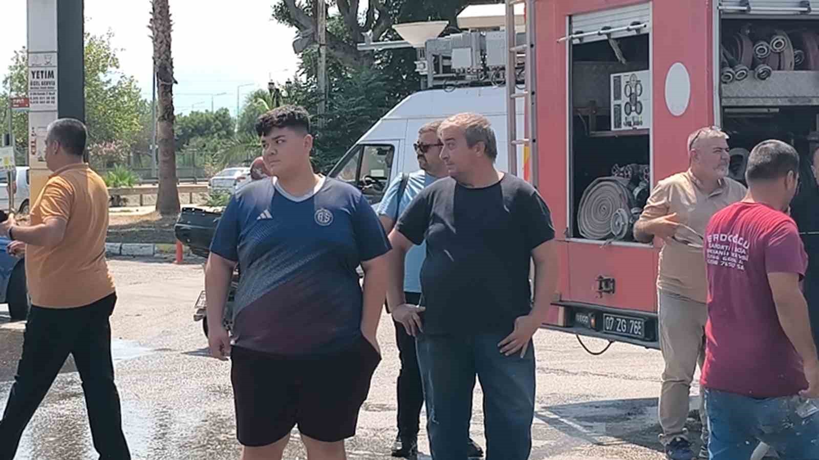 ANTALYA’NIN KEPEZ İLÇESİNDE SAHİBİNİN SABAH SAATLERİNDE İŞYERİ ÖNÜNE PARK ETTİĞİ ARAÇ ÇIKAN YANGINDA KÜLE DÖNDÜ. ARAÇ SAHİBİ İTFAİYE EKİPLERİNİN SÖNDÜRME ÇALIŞMASINI ÇARESİZ GÖZLERLE İZLEDİ.